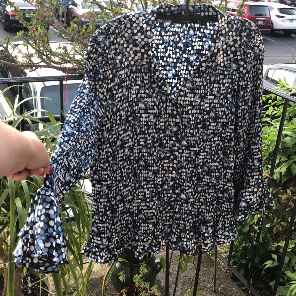 🧵Essentials by Milano button up blouse